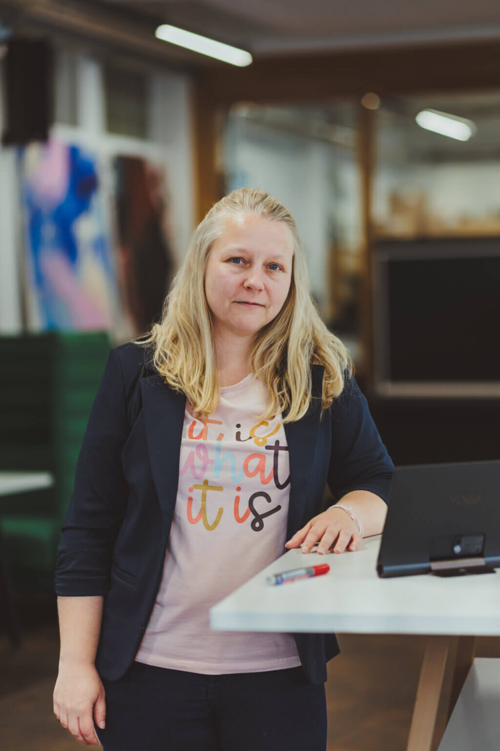 Susann Schlatterer am Stehtisch mit Tablet in einem Büro