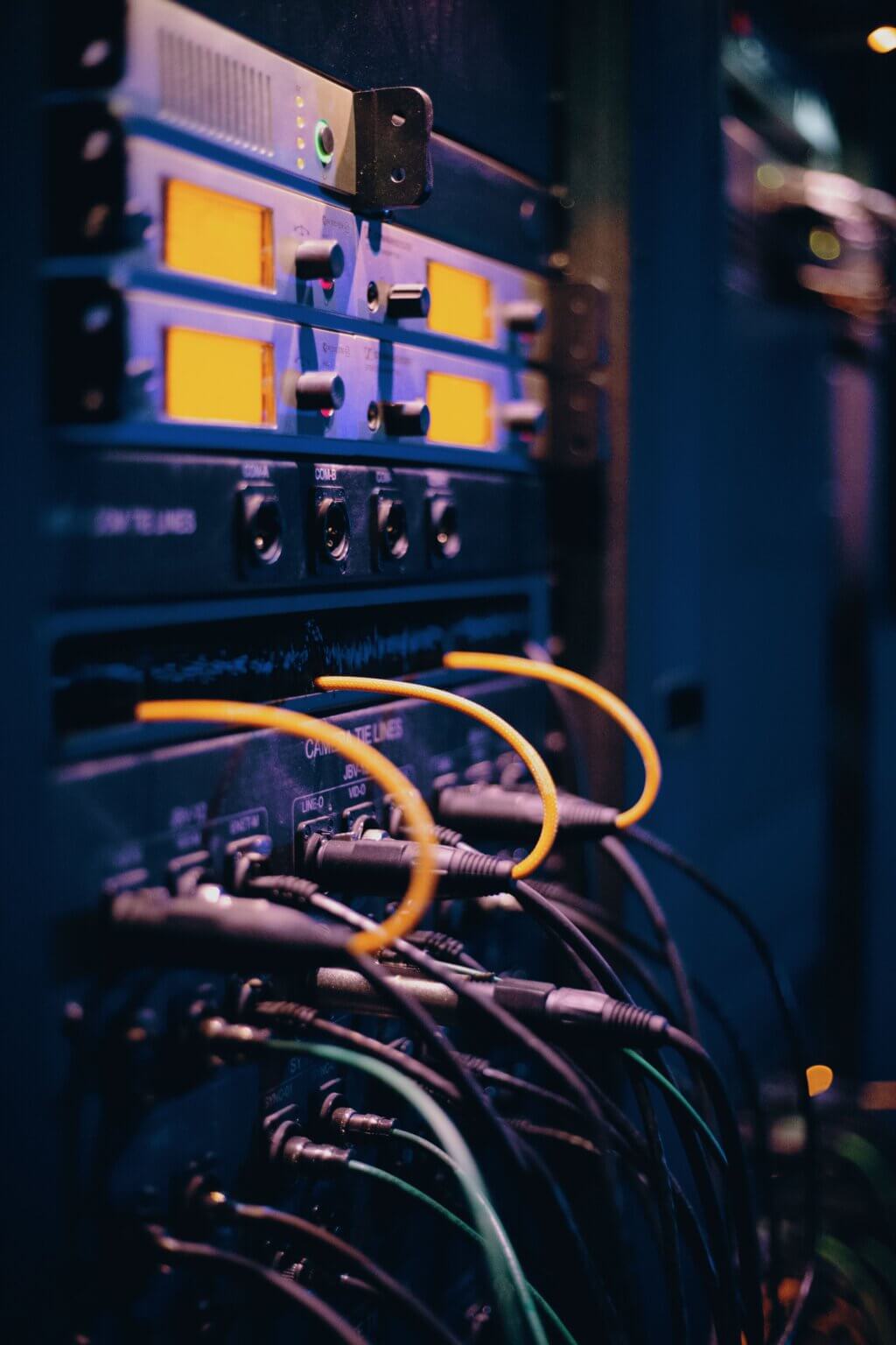 Server-Rack mit orangefarbenen Netzwerkkabeln und Patchpanel
